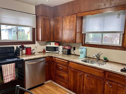 5047 48 Street, Mannville, AB - Indoor Photo Showing Kitchen