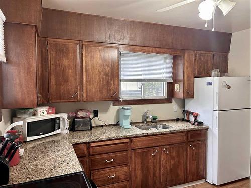 5047 48 Street, Mannville, AB - Indoor Photo Showing Kitchen