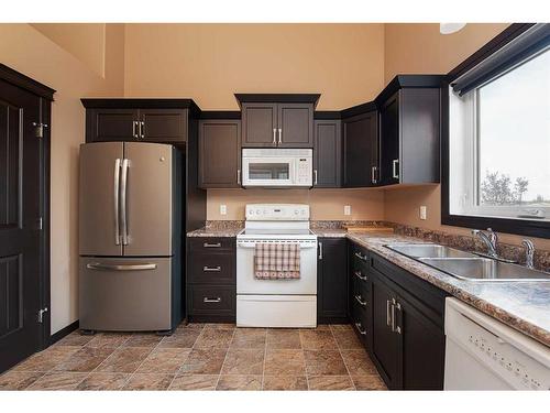 5801 20 Street Close, Lloydminster, AB - Indoor Photo Showing Kitchen With Double Sink