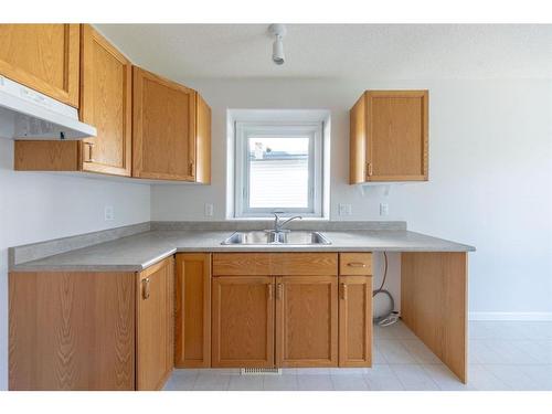 17-6313 39 Street, Lloydminster, AB - Indoor Photo Showing Kitchen With Double Sink