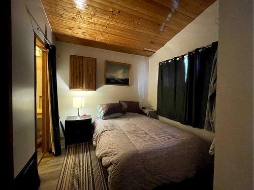 109 Makwa Lake Indian Reserve 129B, Loon Lake, SK - Indoor Photo Showing Bedroom