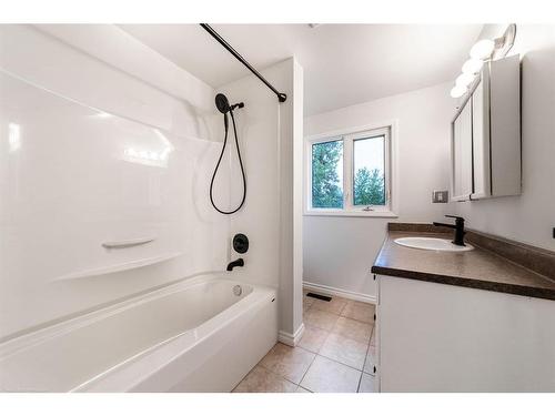 5308 35 Street, Lloydminster, AB - Indoor Photo Showing Bathroom