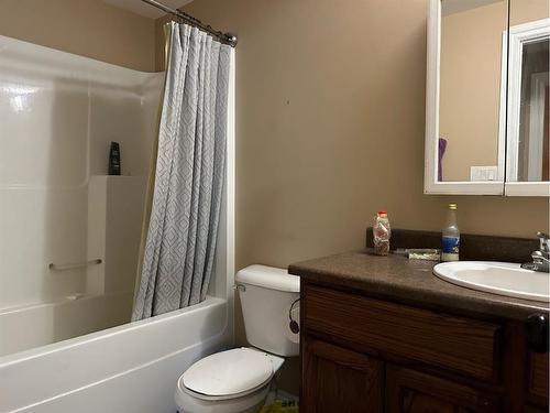 407 6 Street North, Marwayne, AB - Indoor Photo Showing Bathroom