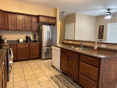 407 6 Street North, Marwayne, AB - Indoor Photo Showing Kitchen With Double Sink