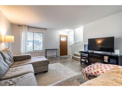 10-3390 72 Avenue, Lloydminster, AB - Indoor Photo Showing Living Room