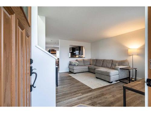 10-3390 72 Avenue, Lloydminster, AB - Indoor Photo Showing Living Room