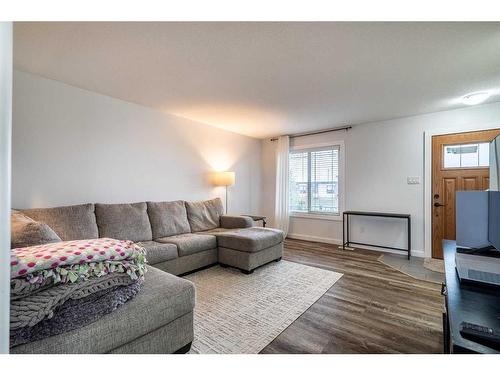 10-3390 72 Avenue, Lloydminster, AB - Indoor Photo Showing Living Room