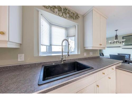 3906 59 Avenue Close, Lloydminster, AB - Indoor Photo Showing Kitchen