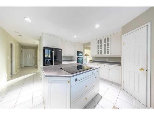 3906 59 Avenue Close, Lloydminster, AB - Indoor Photo Showing Kitchen