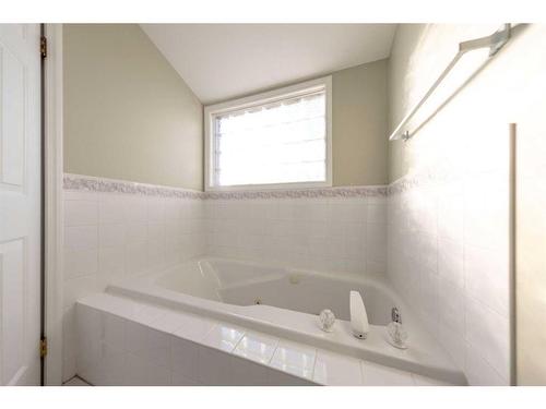 3906 59 Avenue Close, Lloydminster, AB - Indoor Photo Showing Bathroom