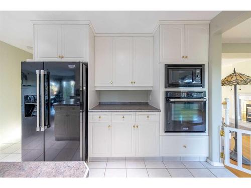 3906 59 Avenue Close, Lloydminster, AB - Indoor Photo Showing Kitchen