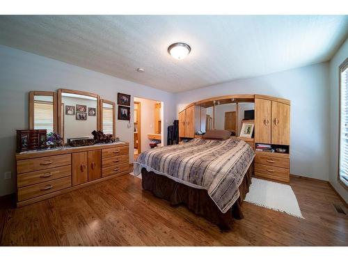 1038 16 Avenue, Wainwright, AB - Indoor Photo Showing Bedroom