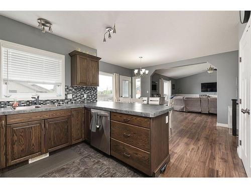 7213 29 Street, Lloydminster, AB - Indoor Photo Showing Kitchen