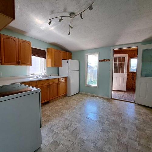 5308 49 Avenue, Lloydminster, SK - Indoor Photo Showing Kitchen With Double Sink