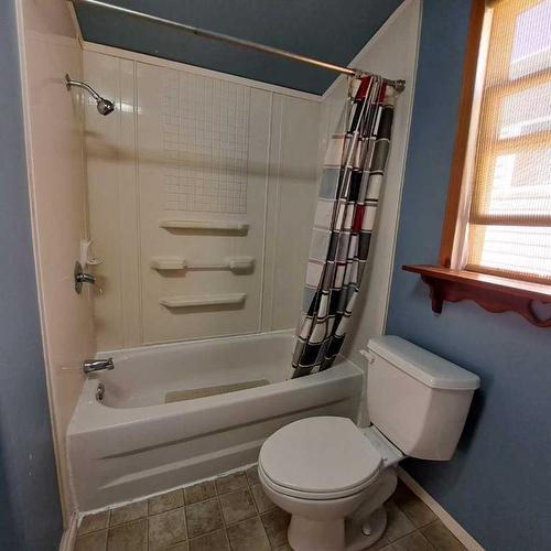 5308 49 Avenue, Lloydminster, SK - Indoor Photo Showing Bathroom