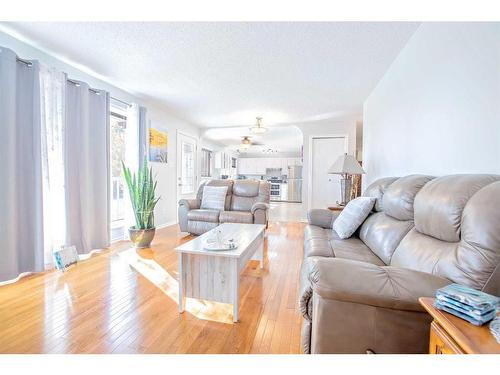 411 4 Avenue East, St. Walburg, SK - Indoor Photo Showing Living Room