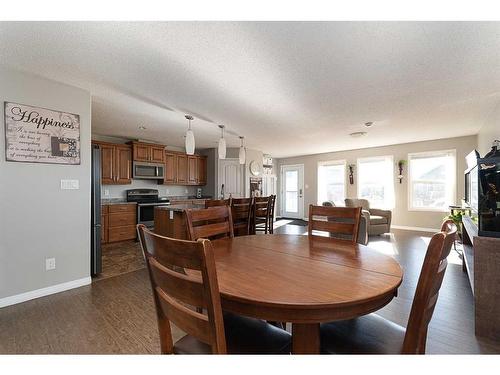 14-2715 73 Avenue, Lloydminster, AB - Indoor Photo Showing Dining Room