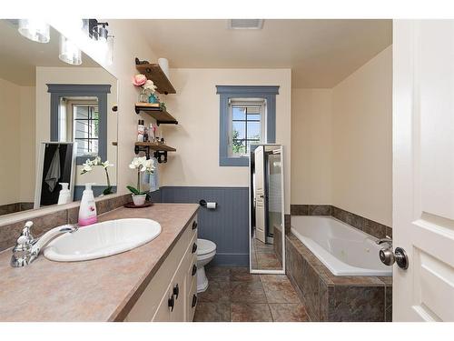 6005 23 Street, Lloydminster, AB - Indoor Photo Showing Bathroom