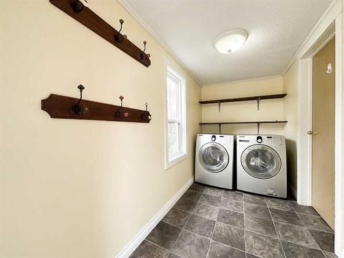 505 6 Avenue, Wainwright, AB - Indoor Photo Showing Laundry Room