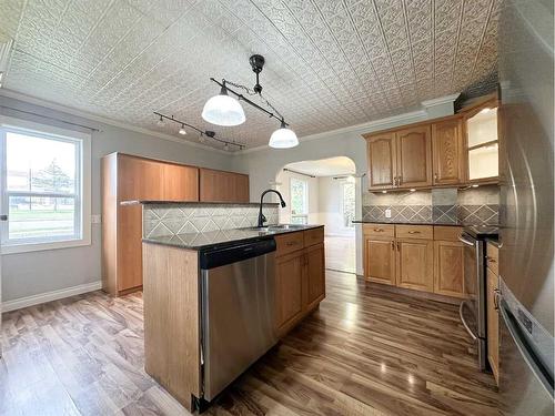 505 6 Avenue, Wainwright, AB - Indoor Photo Showing Kitchen