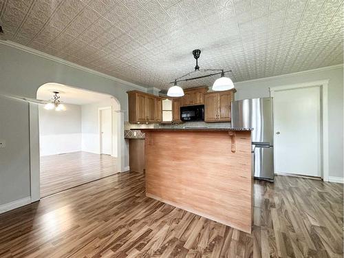 505 6 Avenue, Wainwright, AB - Indoor Photo Showing Kitchen