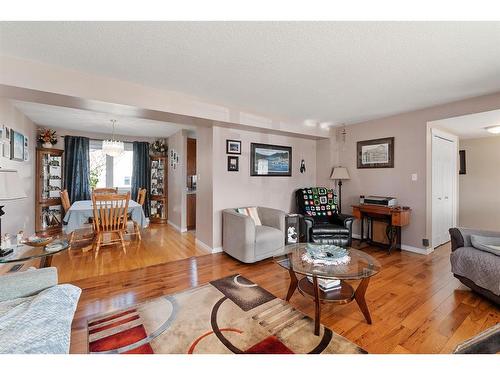 5620 42 St, Lloydminster, AB - Indoor Photo Showing Living Room