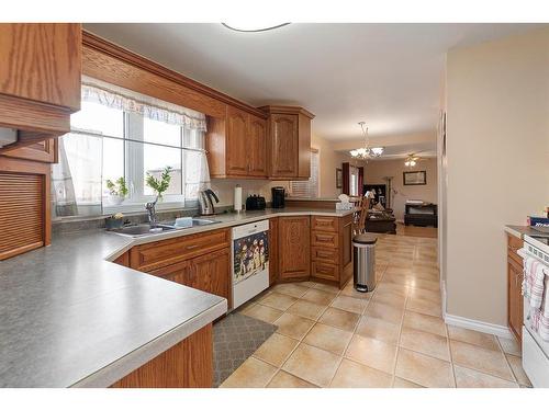 5620 42 St, Lloydminster, AB - Indoor Photo Showing Kitchen With Double Sink