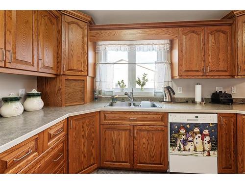 5620 42 St, Lloydminster, AB - Indoor Photo Showing Kitchen With Double Sink