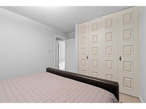 5620 42 St, Lloydminster, AB - Indoor Photo Showing Bedroom