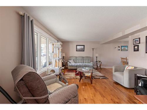 5620 42 St, Lloydminster, AB - Indoor Photo Showing Living Room