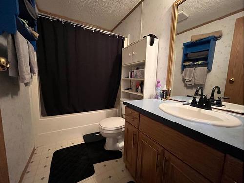 4823 52 Avenue, Irma, AB - Indoor Photo Showing Bathroom