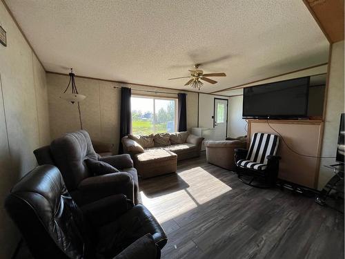 4823 52 Avenue, Irma, AB - Indoor Photo Showing Living Room