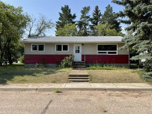 5124 50 Street, Edgerton, AB - Outdoor With Facade