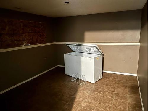 5827 51 Avenue, Vermilion, AB - Indoor Photo Showing Laundry Room