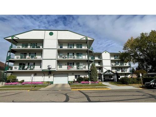 #309-848 4 Avenue, Wainwright, AB - Outdoor With Balcony With Facade