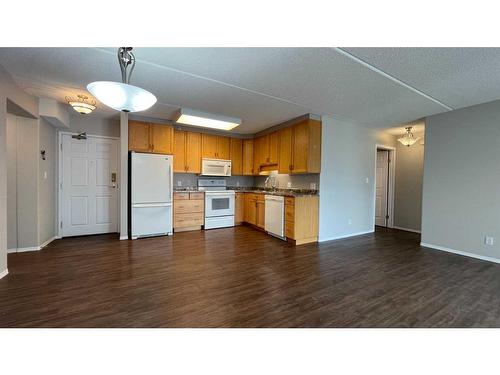 #309-848 4 Avenue, Wainwright, AB - Indoor Photo Showing Kitchen