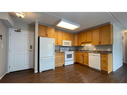 #309-848 4 Avenue, Wainwright, AB - Indoor Photo Showing Kitchen