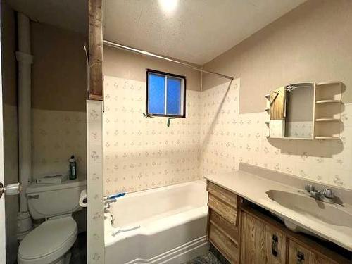 5118 50 Street, Provost, AB - Indoor Photo Showing Bathroom