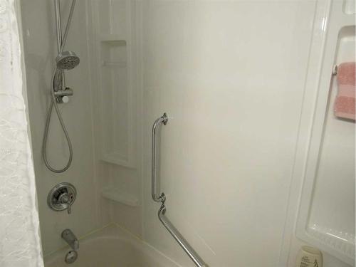 5613 Park Drive, Vermilion, AB - Indoor Photo Showing Bathroom