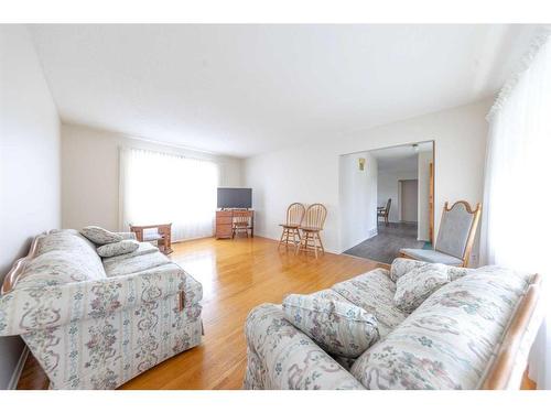 5610 47 Street, Lloydminster, AB - Indoor Photo Showing Living Room