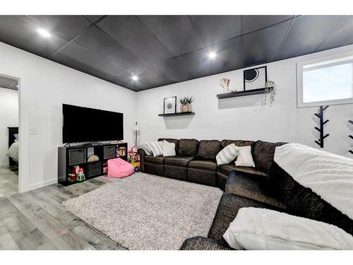 Sk-307 7 Avenue, Paradise Hill, SK - Indoor Photo Showing Living Room