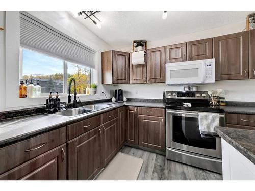 Sk-307 7 Avenue, Paradise Hill, SK - Indoor Photo Showing Kitchen With Double Sink