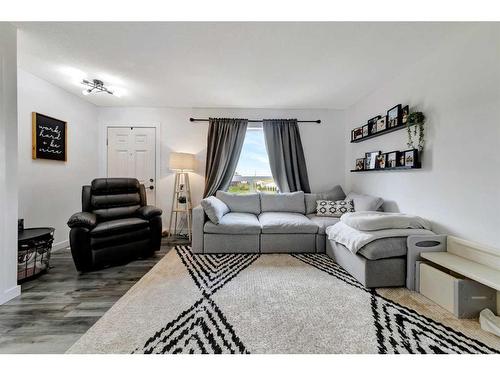 Sk-307 7 Avenue, Paradise Hill, SK - Indoor Photo Showing Living Room