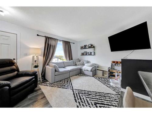 Sk-307 7 Avenue, Paradise Hill, SK - Indoor Photo Showing Living Room