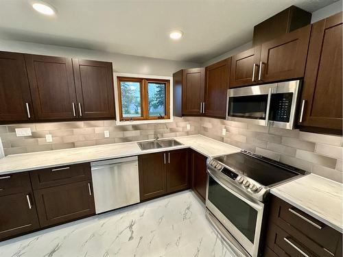 4821 48 Street, Hardisty, AB - Indoor Photo Showing Kitchen