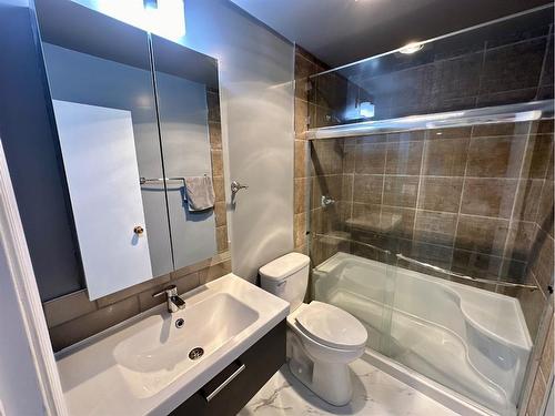 4821 48 Street, Hardisty, AB - Indoor Photo Showing Bathroom