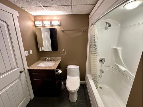 4821 48 Street, Hardisty, AB - Indoor Photo Showing Bathroom