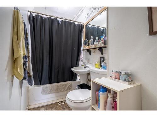 4801 46 Street, Lloydminster, SK - Indoor Photo Showing Bathroom