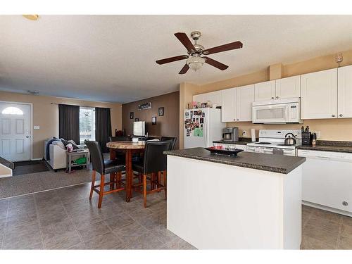 304-4811 47 Avenue, Lloydminster, SK - Indoor Photo Showing Kitchen