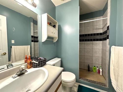 206 4 Avenue North, Marwayne, AB - Indoor Photo Showing Bathroom